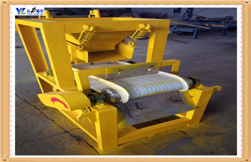 礦用小型輸送帶式磁選機(jī)都有哪些,礦上用的磁選機(jī)種類太多了,今天我們重點(diǎn)來(lái)介紹下礦用小型輸送帶式磁選機(jī)以及與之有關(guān)的問題. 1.小型干式磁選機(jī)受歡迎的原因 1.1.由于近期鐵礦石價(jià)格繼續(xù)上漲,磁選礦機(jī)的節(jié)能效率提出了新的要求; 1.2.小型干式磁選機(jī)市場(chǎng),不僅為用戶降低投資成本,而且可以創(chuàng)造相當(dāng)?shù)慕?jīng)濟(jì)價(jià)值. 1.3.小型干式磁選機(jī)的普及,使得一些老式磁選機(jī)逐漸淘汰. 1.4.遠(yuǎn)力磁電提供完善的生產(chǎn)小型干式磁選機(jī),所生產(chǎn)的設(shè)備得到了廣大用戶的廣泛贊譽(yù),該設(shè)備采用永磁系統(tǒng),采用移動(dòng)式式運(yùn)行方式提高了材料的利用率. 1.5.小型磁選機(jī)設(shè)備在行業(yè)中推動(dòng)新型設(shè)備的發(fā)展,進(jìn)一步滿足除鐵工業(yè)的需要,并在除鐵工業(yè)的應(yīng)用中發(fā)揮了很大的推動(dòng)作用