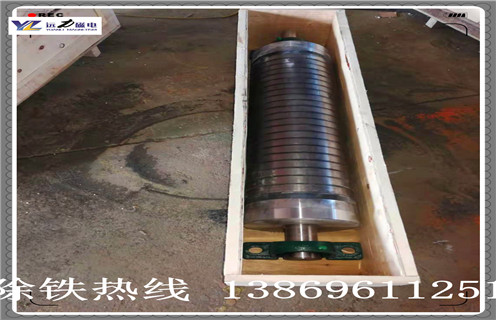 　　褐鐵礦專(zhuān)用輥式磁選機(jī)，輥式磁選機(jī)主要適用于塊狀的褐鐵礦需要破碎、球磨后再磁選，按照選礦效果水選強(qiáng)磁磁選機(jī)的選礦效果佳，一般作為精選使用可一次性提高褐鐵礦10-20個(gè)品位。褐鐵礦磁選機(jī)的磁場(chǎng)可達(dá)到16000高斯，是專(zhuān)門(mén)針對(duì)褐鐵礦、錳礦、赤鐵礦等弱磁性礦的一種磁選設(shè)備。  　　一、褐鐵礦專(zhuān)用輥式磁選機(jī)主要用途  　　該設(shè)備用于褐鐵礦，赤鐵礦，氧化錳，碳酸錳礦選礦，設(shè)備的磁場(chǎng)強(qiáng)度在9000-12000Gs，磁場(chǎng)梯度大、用電量少、性能穩(wěn)定。該系列設(shè)備用于低品位褐鐵礦，赤鐵礦，氧化錳，碳酸錳礦的分選，能一次性提高3-15個(gè)品位，很好地解決了歷來(lái)低品位褐鐵礦，赤鐵礦，氧化錳，碳酸錳礦不能入爐冶煉、銷(xiāo)售難的問(wèn)題，為低品位礦石找到了出路，能產(chǎn)生可觀(guān)的經(jīng)濟(jì)效益。該設(shè)備投資回報(bào)高，是投資少見(jiàn)效快的好項(xiàng)目。  　　二、褐鐵礦專(zhuān)用輥式磁選機(jī)工作原理  　　1、將3-5毫米的原礦送入上料斗，經(jīng)過(guò)振動(dòng)電機(jī)振動(dòng)布料，出料量可通過(guò)手輪來(lái)進(jìn)行精確調(diào)整。磁輥通過(guò)調(diào)速電機(jī)拖動(dòng)，轉(zhuǎn)速的快慢通過(guò)調(diào)速表來(lái)進(jìn)行調(diào)節(jié)，可控制磁選機(jī)的產(chǎn)量和精礦品位。  　　2、礦粒經(jīng)輸送帶被送入上磁輥分選，由于褐鐵礦，赤鐵礦，氧化錳，碳酸錳礦的礦粒有磁性，立即被強(qiáng)磁場(chǎng)吸附在磁輥上，脈石粒(雜石、砂土)由于沒(méi)有磁性(磁性很弱)，磁輥的強(qiáng)磁對(duì)它不產(chǎn)生吸力，隨著磁輥的轉(zhuǎn)動(dòng)，礦粒一直被吸在磁輥上，而脈石粒在磁輥轉(zhuǎn)到前端位置時(shí)被拋出掉在隔礦板的前面(通過(guò)改變隔礦板角度的大小可調(diào)整精礦的品位)，礦粒繼續(xù)被磁輥帶到脫磁區(qū)時(shí)自動(dòng)掉入一選集礦斗收集為精礦成品。  　　3、由于上磁輥掉下的脈石中還夾帶有一些磁性更弱的礦粒，它們將進(jìn)入下磁輥繼續(xù)進(jìn)行磁選，磁選后的成品礦粒進(jìn)入二選集礦斗收集為成品，被拋出的脈石經(jīng)尾礦口排出，至此磁選工序結(jié)束。由于原礦中的脈石被拋棄。  　　4、所以使褐鐵礦，赤鐵礦，氧化錳，碳酸錳的品位得到提高。整臺(tái)設(shè)備的用電量?jī)H為4KW左右，磁選投入成本是相當(dāng)?shù)偷?。干濕式永?qiáng)磁選礦機(jī)是我公司自主研究開(kāi)發(fā)的高新技術(shù)產(chǎn)品，技術(shù)已相當(dāng)成熟。  　　三、褐鐵礦專(zhuān)用輥式磁選機(jī)磁選優(yōu)勢(shì)  　　1.分選效果好：由于本機(jī)采取動(dòng)態(tài)磁系設(shè)計(jì)，礦料在滾筒表面滑動(dòng)、位移及翻滾，滾筒不沾料，有利于物料分選，初選品位可提高1-4倍，一次精選品位可達(dá)60%以上。  　　2.處理能力大：由于本公司采用包裹式開(kāi)放磁系，物料不裹團(tuán)，無(wú)堵塞現(xiàn)象，因此處理能力大，單臺(tái)初選機(jī)的處理原礦量可達(dá)50噸以上，還可多機(jī)并列并聯(lián)使用，可成倍提高產(chǎn)量。  　　3.適應(yīng)行業(yè)廣：本公司干式磁選機(jī)，分四大類(lèi)，有二十多個(gè)品種和規(guī)格型號(hào)。可以滿(mǎn)足各種鐵礦、河砂、尾礦、鋼渣、鋼灰、硫酸渣、磨料、耐火材料、制板、橡膠、糧食等諸多行業(yè)的需求，部分設(shè)備還可一機(jī)多用。  　　4.生產(chǎn)效果高：干選不用水，因此可不受水源限制，常年連續(xù)生產(chǎn)，對(duì)無(wú)水地區(qū)，季節(jié)性缺水地區(qū)，高寒地區(qū)，每年可增加100-150個(gè)工作日，有效提高設(shè)備利用率。